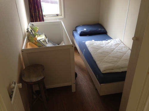 Roompot Kijkduin white camp cottage type SCRK slaapkamer