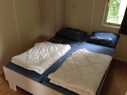 Roompot Kijkduin white camp cottage type SCRK slaapkamer